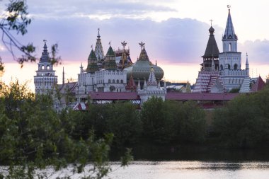 Izmailovsky Kremlin, Moskova, Rusya. Bir yaz akşamı gölün kıyısında inanılmaz inanılmaz çok renkli gün batımı. Muhteşem binalar suya yansıyor.