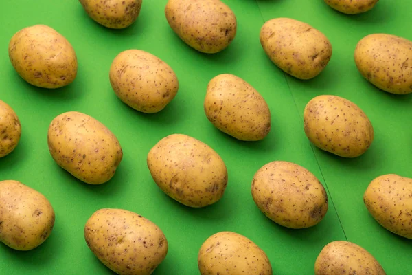 Patates renkli bir arka plan üzerinde. Patates deseni. Doğal patates