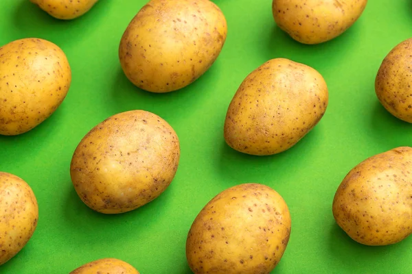 Patates renkli bir arka plan üzerinde. Patates deseni. Doğal patates