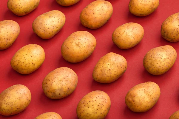 Patates renkli bir arka plan üzerinde. Patates deseni. Doğal patates