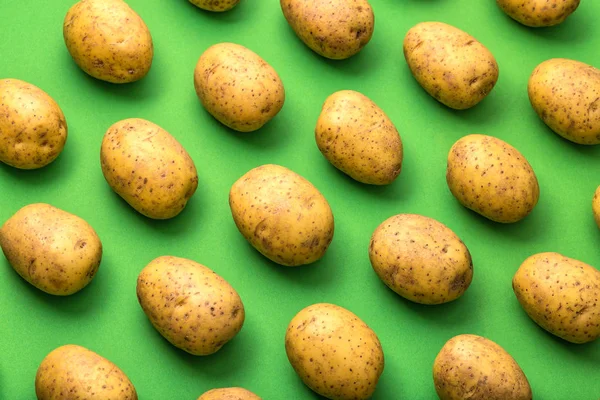 Patates renkli bir arka plan üzerinde. Patates deseni. Doğal patates