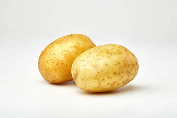 Patates. Beyaz arka plan üzerinde izole taze doğal patates. 