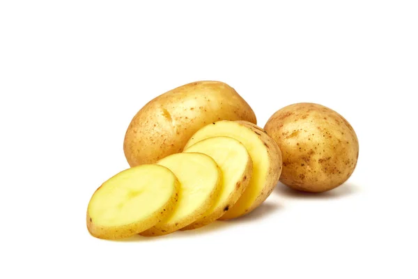 Patates. Beyaz arka plan üzerinde izole taze doğal patates. Dilimlenmiş patates
