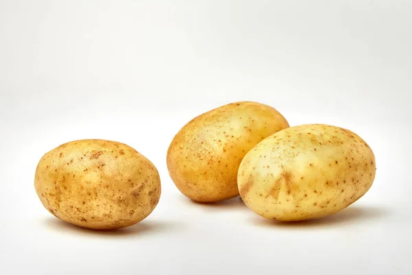 Patates. Beyaz arka plan üzerinde izole taze doğal patates. 