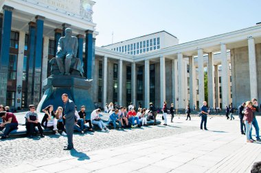 Moskova, Rusya, 9 Mayıs 2018: güneşli bir günde anıt oturan insanlar sakin ol
