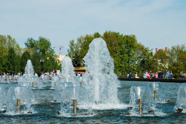 Moskova, Rusya, 9 Mayıs 2018: tatilcilerin insanlar Park Çeşme, sıcak havalarda