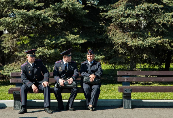 Moscú Rusia Mayo 2018 Policías Sentados Banco Día Soleado — Foto de Stock