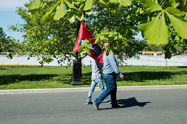 Moscow Russia May 2018 Two Men Carry Flag — Stock Photo, Image