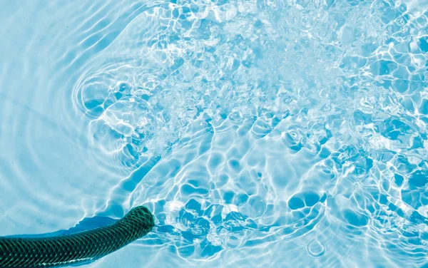 Σωλήνας Πισίνας Νερού Γεμίζει Μοτίβο Υφής Φόντο — Φωτογραφία Αρχείου