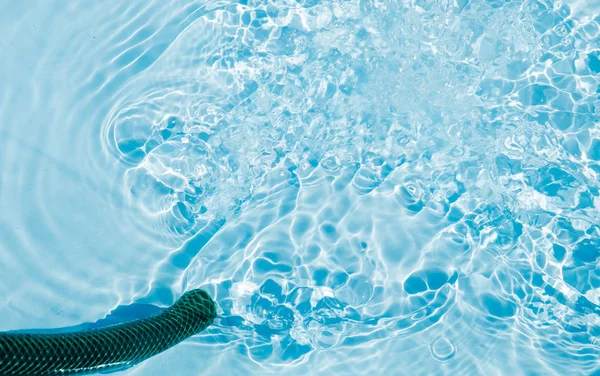 Wasserpoolschlauch Füllt Das Texturmuster Hintergrund — Stockfoto