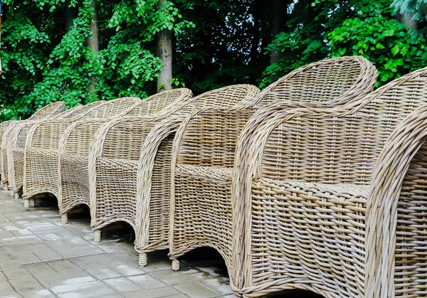 Chaises Osier Dans Une Rangée Dans Parc — Photo