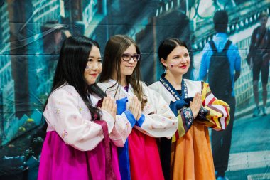 Moskova, Rusya, 12 Haziran: Korece kız Giydir kamera için poz.