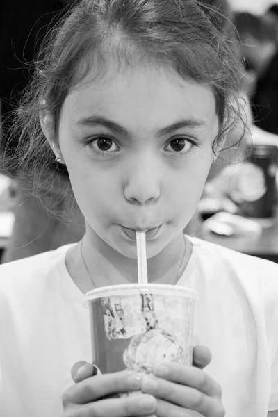 快乐小女孩的画像喝饮料 — 图库照片
