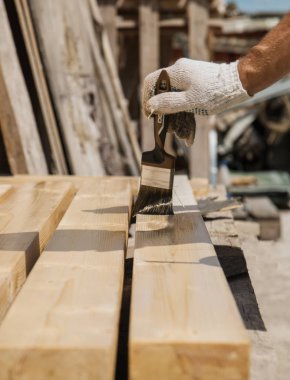 El boyalı ahşap tahta bir koruyucu cila ile.