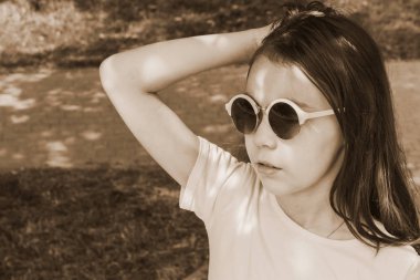 bağsız kıl, güneş gözlüğü, küçük kız tonlu görüntü