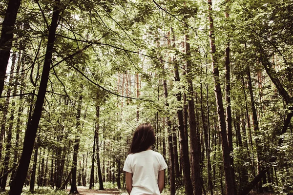 Menina Floresta Verão Natureza Fundo Tonificado — Fotografia de Stock