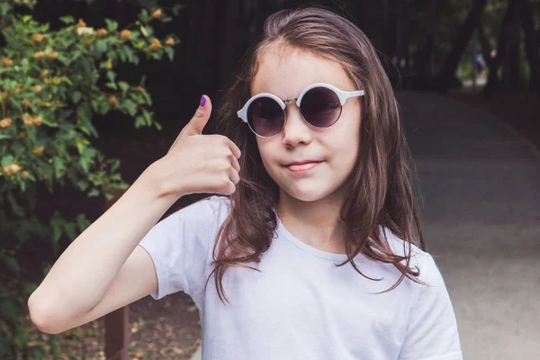 sevimli gülümseyen kız ormanda gösterir parmak, her şey yolunda.