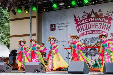 04.08.2018 Moskova, Rusya, dans festivali Endonezya halk kostümleri kızlarda