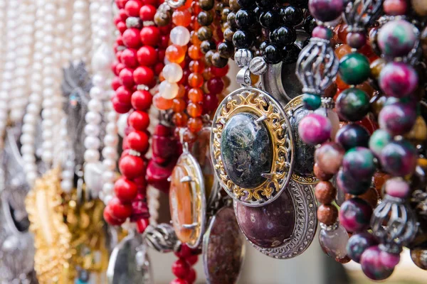 许多彩色珠子在印度尼西亚市场手工制作 — 图库照片