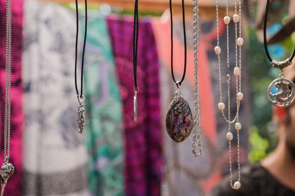 许多彩色珠子在印度尼西亚市场手工首饰 — 图库照片