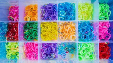 Silikon kauçuk şeritler örgü bilezik için farklı renklerde. Çocuk yaratıcılık, hobi, el yapımı