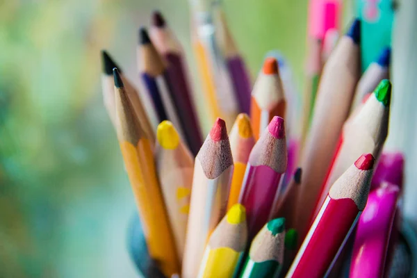 ガラス 選択と集中で様々 な色鉛筆 — ストック写真