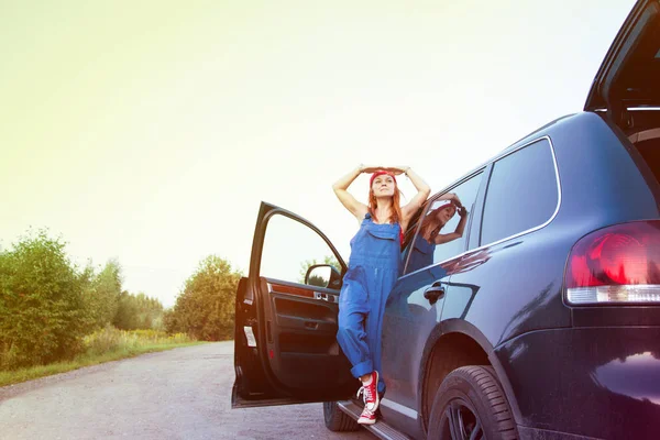 Espera Ayuda Carretera Retrato Una Joven Forma Trabajo Mirando Distancia —  Fotos de Stock