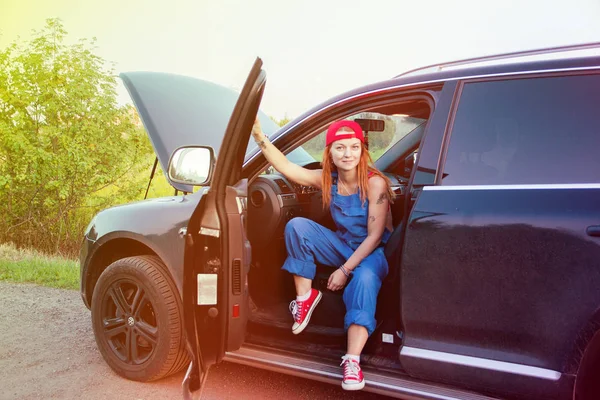 Espera Ayuda Carretera Retrato Una Joven Sentada Coche Uniforme Trabajo — Foto de Stock