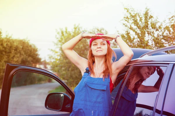 Espera Ayuda Carretera Retrato Una Joven Forma Trabajo Mirando Distancia — Foto de Stock