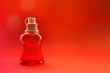 sıvı kopya alanı kırmızı zemin üzerine kırmızı şişe.
