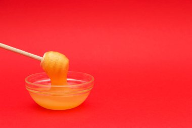 kaşık, iğ için kopya alanı kırmızı zemin üzerine tatlım tatlım şekerlenmiş.