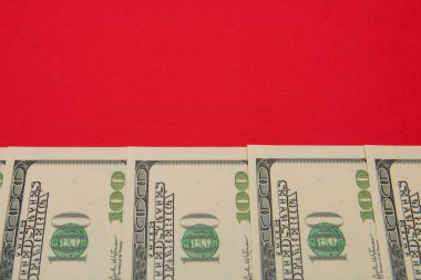 para, düzgün bir kopyasını alan bir kırmızı zemin üzerine koyulur dolar.