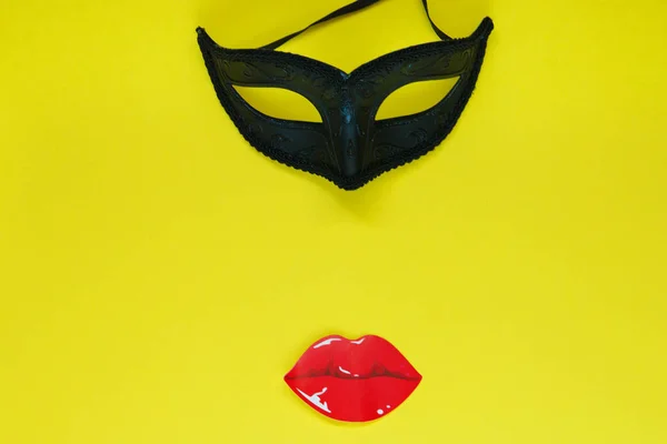 Karneval Schwarze Maske Und Lippen Fotokabine Requisiten Auf Gelbem Hintergrund — Stockfoto
