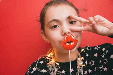 küçük şirin kız dudak ve garland kırmızı zemin üzerine'den aksesuarlar.