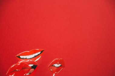 flatlay ek yükü üst siyah kağıt fotoğraf stand sahne dudaklar kırmızı arka plan kopya alanı.