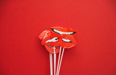 flatlay ek yükü üst siyah kağıt fotoğraf stand sahne dudaklar kırmızı arka plan kopya alanı.