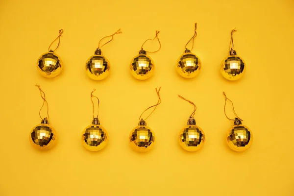黄色背景黄色圣诞树玩具布局 — 图库照片