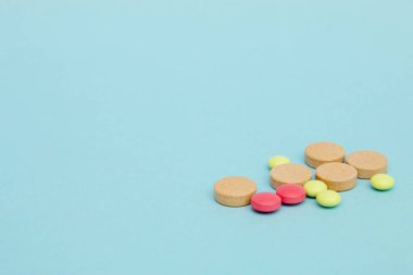 Mavi arka plan seçici odak, kopya alanı farklı ilaçlar tablet