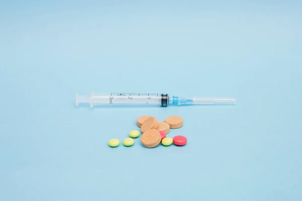 Choice Drugs Pill Syringe Blue Background — Stock Photo, Image