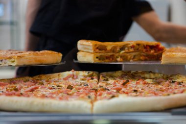 gösterisi penceresinde kafe çeşitli pizzaya çeşitli malzemelerle.