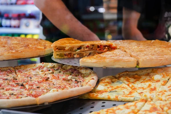 gösterisi penceresinde kafe çeşitli pizzaya çeşitli malzemelerle.