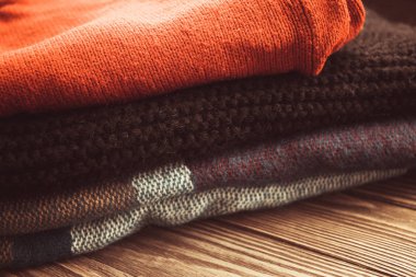 ahşap arka plan üzerinde katlanmış yün şeyler izole, vintage görüntü seçici odak.