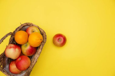 elma sepeti sarı arka plan kompozisyon ve sonbahar kavramı.