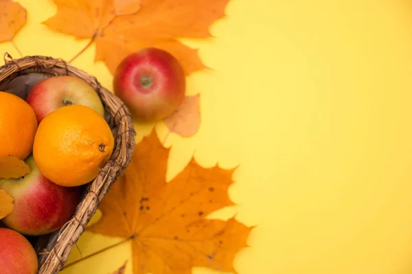 Apple Basket Yellow Background Autumn Leaves Composition Concept Autumn — Stock Photo, Image