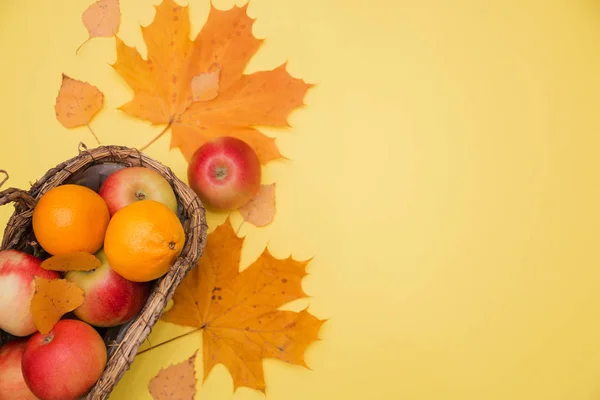 Apple Basket Yellow Background Autumn Leaves Composition Concept Autumn — Stock Photo, Image