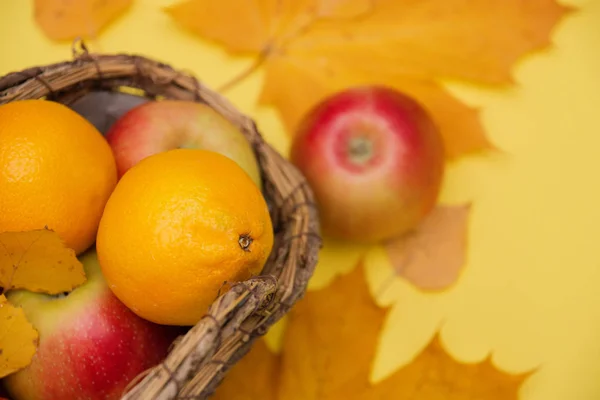 Apple Basket Yellow Background Autumn Leaves Composition Concept Autumn — Stock Photo, Image