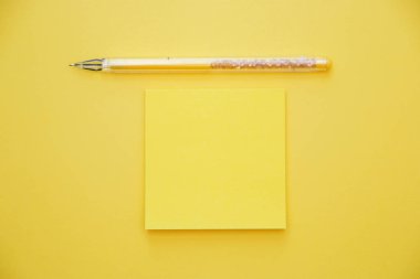 Kopyalama alanı üst sarı zemin üzerine kalem sarı çıkartmalar görüntülemek.