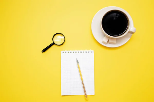 Pen Kladblok Vergrootglas Coffee Cup Gele Achtergrond Met Kopie Ruimte — Stockfoto