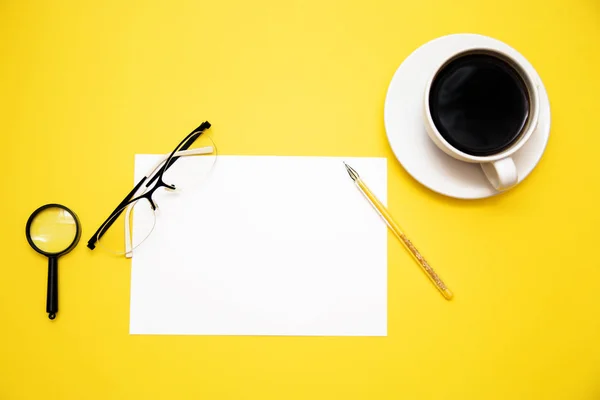 Pen Witboek Vergrootglas Glazen Coffee Cup Gele Achtergrond Met Kopie — Stockfoto