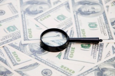 Büyüteç bir arka plan olarak, Amerikan Doları bill Doğum